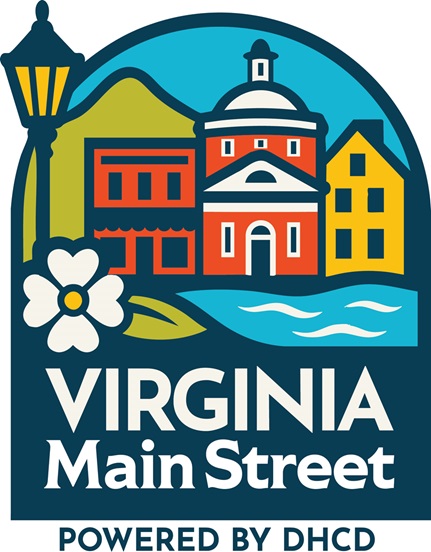 el logotipo de Virginia Main Street: una manzana sencilla con 3 edificios junto a un río, con un poste de luz y una flor de cornejo en el lado izquierdo. El texto blanco sobre fondo azul marino dice: "Virginia Main Street - Powered by DHCD"