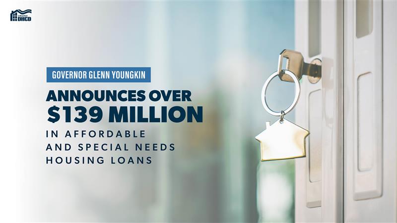 Un primer plano de una llave en la cerradura de una puerta con un llavero que tiene una casa de metal. El texto azul dice: "El gobernador Glenn Youngkin anuncia más de $139 millones en préstamos para viviendas asequibles y para necesidades especiales