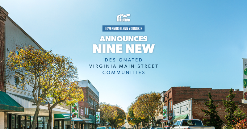 Un cielo azul sobre una calle del centro de la ciudad. El texto dice "El gobernador Glenn Youngkin anuncia nueve nuevas comunidades designadas de Virginia Main Street"