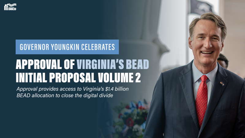 Foto del gobernador Youngkin sonriendo con traje azul y corbata roja. El texto dice: "El gobernador Youngkin celebra la aprobación del Volumen 2 de la propuesta inicial de BEAD de Virginia; la aprobación proporciona acceso a la asignación de BEAD de $1.4 mil millones de Virginia para cerrar la brecha digital"